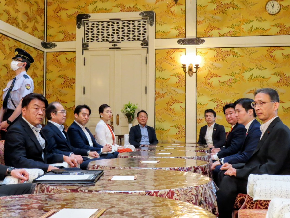 ShiokawaTetsuya's tweet photo. 衆参野党国対委員長会談開く。前回、11野党会派が自・維の衆院比例定数削減法案に対し、一致結束して反対したことは大きな力を発揮。改めて定数削減法案と副首都法案の撤回を求めるとともに、衆院での再議決をにらんだ会期延長の企みは参院を否定するものであり、断じて認められないことを確認。 https://t.co/d0Rbgt1wzD