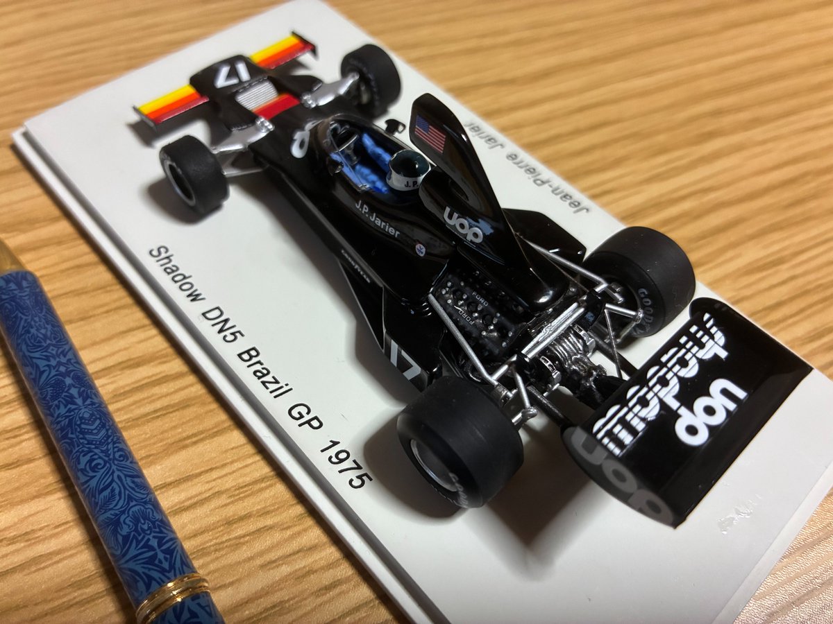 rin_sarasara's tweet photo. #minicar コレクション。Shadow DN5 。1975年のF1シーズン開幕から驚異的な速さを見せ世界を驚かせたダークホース。黒のボディに米国の石油会社UOPのスポンサーロゴが映えます。ライバルの追随を許さない圧倒的速さと、反面信頼性不足で最後までもたない脆さを併せ持ったミステリアスなマシンでした。 https://t.co/h1crWQZOzN