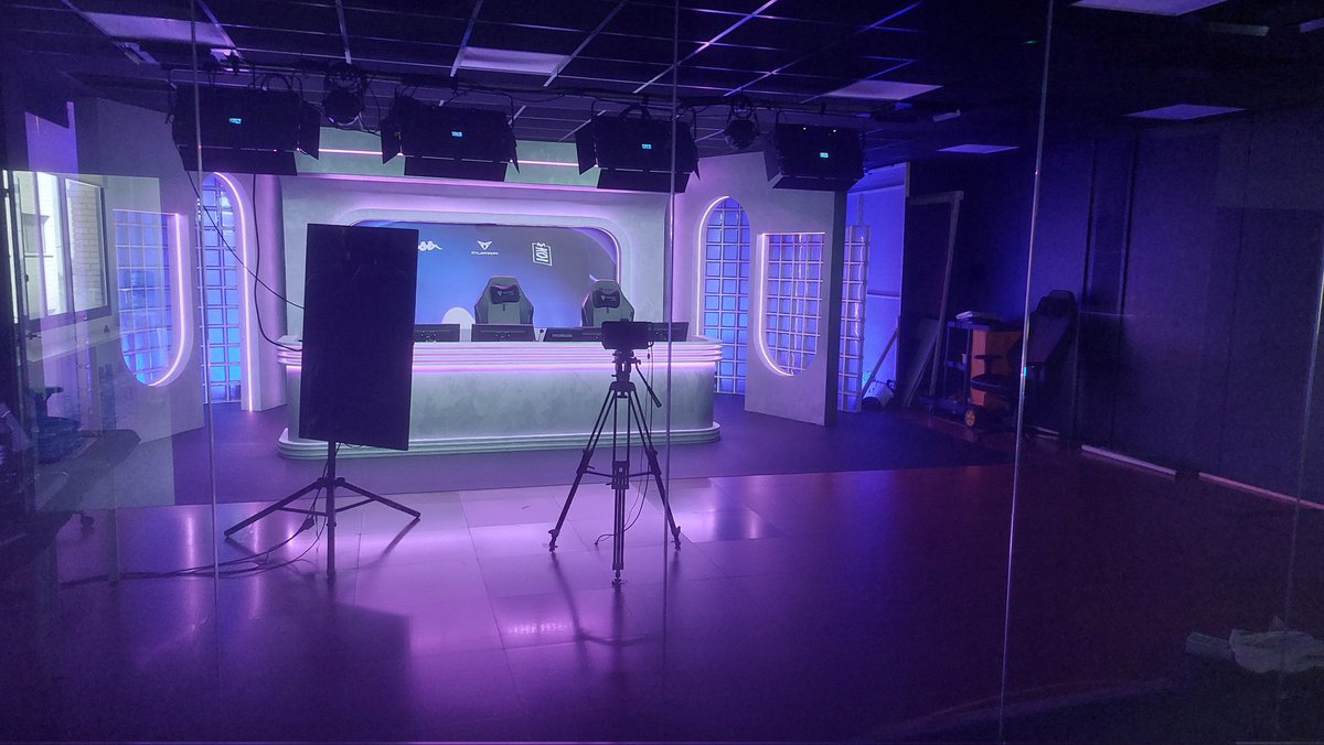 DalesomTFT's tweet photo. Después de que Safo se metiese al mundial he decidido dejar el TFT y perseguir mi sueño: quitarle el puesto de costreamer a Mellado. Por lo pronto me he plantado en las oficinas y de aquí no me voy hasta el partido de G2 del MSI https://t.co/mzoOkHOeCh