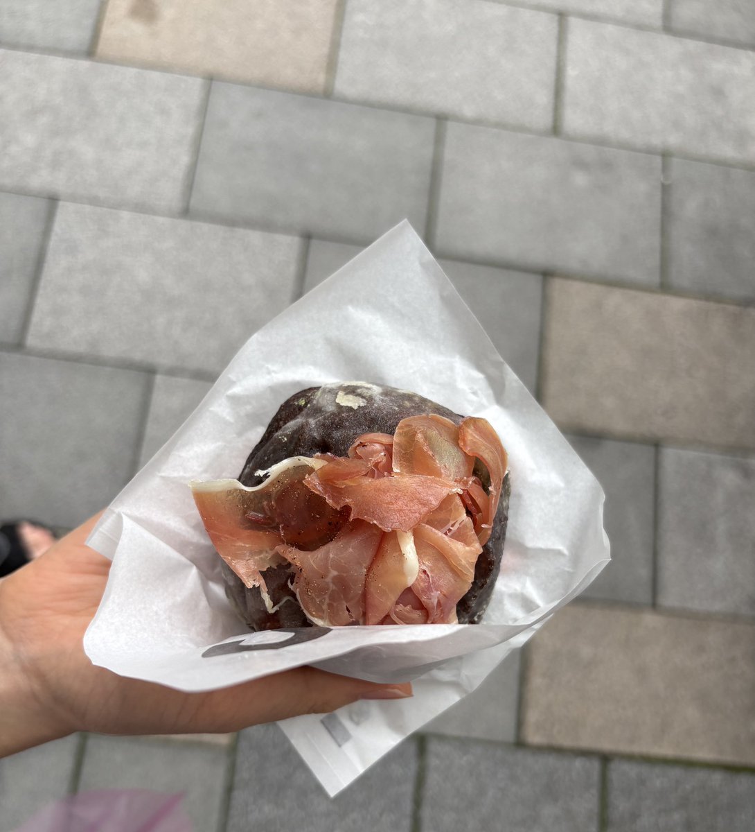 mimi20201016's tweet photo. 渋谷で娘の空き時間にランチ
デザートはIMPのYouTubeで
気になってた
「I'm donuts？グルテンフリー」へ
オリジナルはもちろん、
新くんが選んだカカオも抹茶も美味でした😋
甘いドーナツにプロシュート乗せの甘辛感もクセになる味でした✨😍

#IMP https://t.co/jNyk5EJ4PN