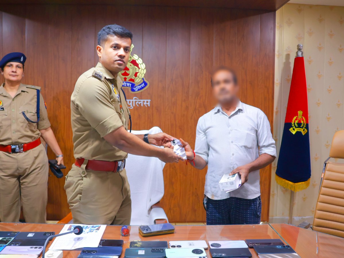 mahobapolice's tweet photo. 📲 मोबाइल की वापसी, भरोसे की वापसी...#OperationRingReturn
🔸 पुलिस अधीक्षक महोबा श्री शशांक सिंह @shashsinghips के कुशल निर्देशन में जनपदीय सर्विलांस सेल, साइबर थाना एवं जनपद के समस्त थानों की साइबर हेल्प डेस्क के संयुक्त प्रयासों से चलाए गए #OperationRingReturn के अंतर्गत 151 गुम/खोए मोबाइल फोन बरामद किए गए हैं, जिनकी अनुमानित कीमत लगभग ₹30 लाख है।
🔸 बरामद मोबाइल उनके वास्तविक स्वामियों को सुपुर्द किए गए तो उनकी पुरानी यादें, जरूरी दस्तावेज और अपनों से जुड़ाव का माध्यम जब वापस मिला, तो लोगों के चेहरों पर खुशी और संतोष साफ दिखाई दिया।
🔸 आपका विश्वास ही हमारी ताकत है।
महोबा पुलिस आधुनिक तकनीक, सतर्क निगरानी और प्रभावी टीमवर्क के माध्यम से आमजन की सेवा एवं सुरक्षा के लिए निरंतर प्रतिबद्ध है।
#UPPolice #MahobaPolice
#OperationRingReturn
#CyberSafety #TrustAndService