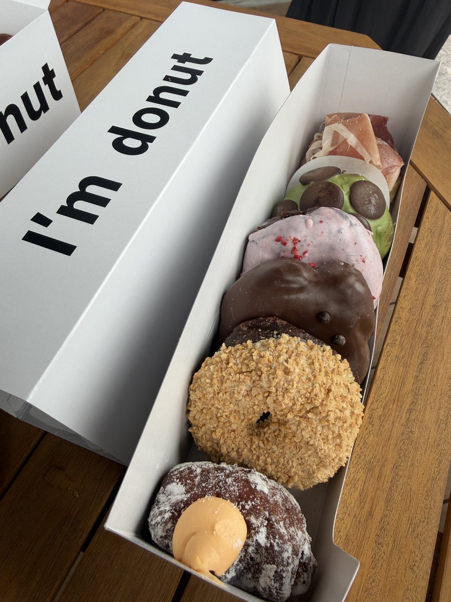 yyoshikawa08's tweet photo. 話題の「I’m donut ?」へ🍩
ドーナツってこんなに種類があるのかと驚きました。
いろいろ食べましたが、個人的にはシンプルなドーナツが一番好み😊
商品だけでなく、お店全体の世界観も素敵で、人気の理由を体感できました！
#Imdonut #横浜グルメ https://t.co/lp0piGTlRu