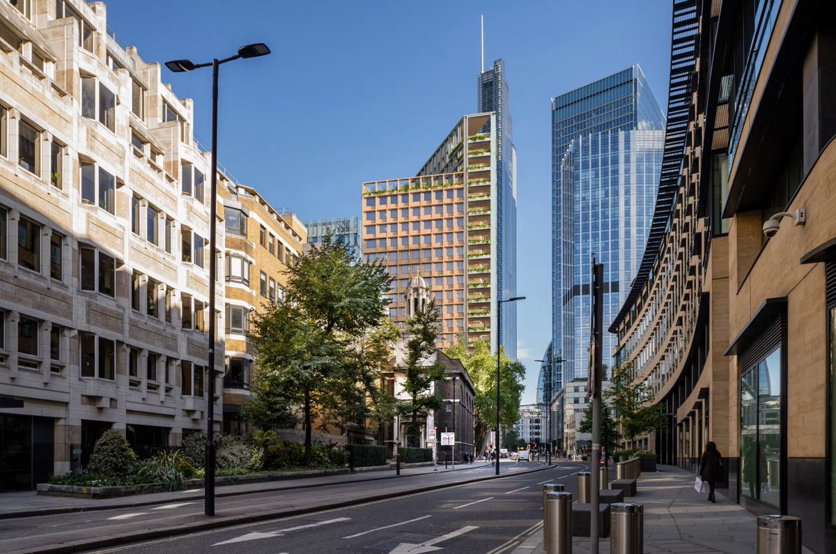 LondonBuildExpo's tweet photo. 🏗️ Skanska has landed a £282m contract to deliver 55 Old Broad Street in the City of London.

The 23-storey development will provide 25,000m² of office space, retail and public realm, with construction starting in October 2026.

#ConstructionNews #LondonDevelopment #LondonBuild https://t.co/cy3YmAzU0N