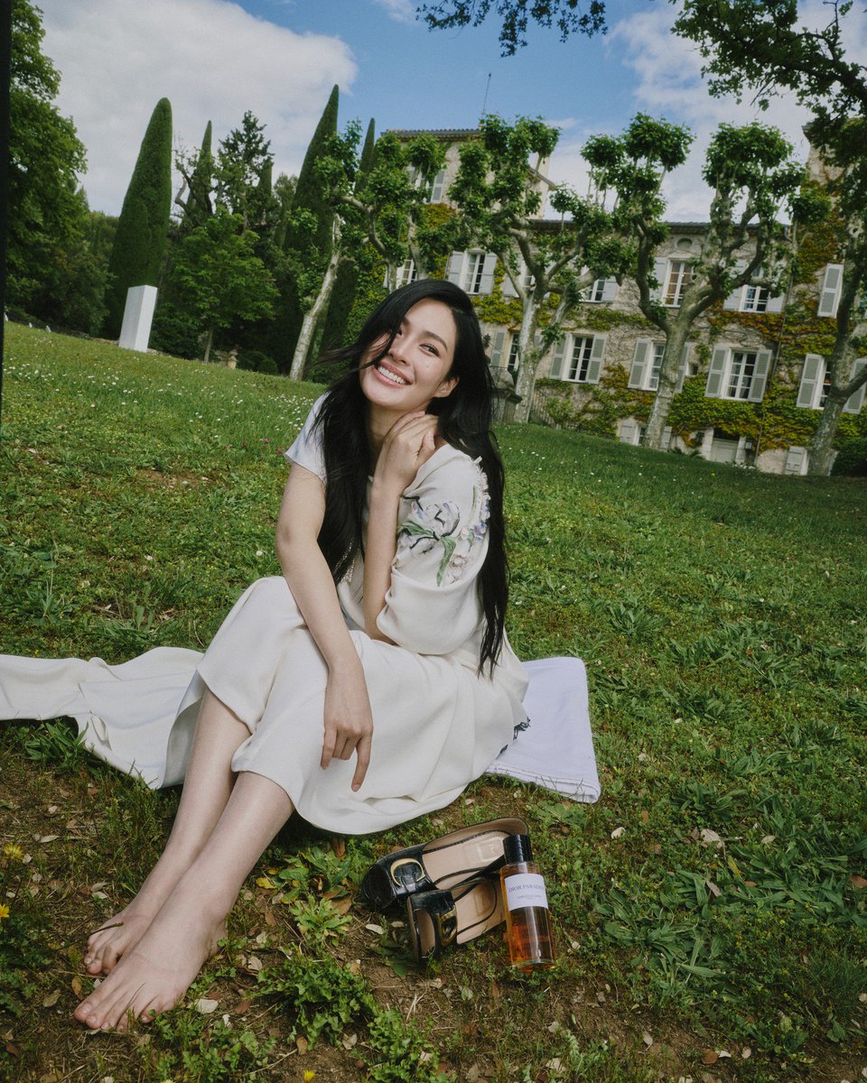 fifaN_01's tweet photo. Lingling Kwong's unspoken magnetism echoes Dior scents—charm that lingers without noise or fuss. Pure elegance surrounded by the historic beauty of Dior Paradise La Colle Noire 🧡

#LingDiorParfumsDinner
#DiorLaCollectionPrivée 
#DiorBeauty #Linglingkwong 
@linglingsirilak @Dior https://t.co/QeAQsCFbXE