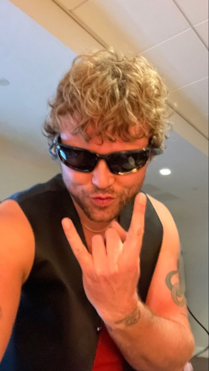 dvrkcirclrs's tweet photo. Happy birthday to this dude, might be one of the funniest ever 🫶🏻🫶🏻 https://t.co/1qSL0M3HJw