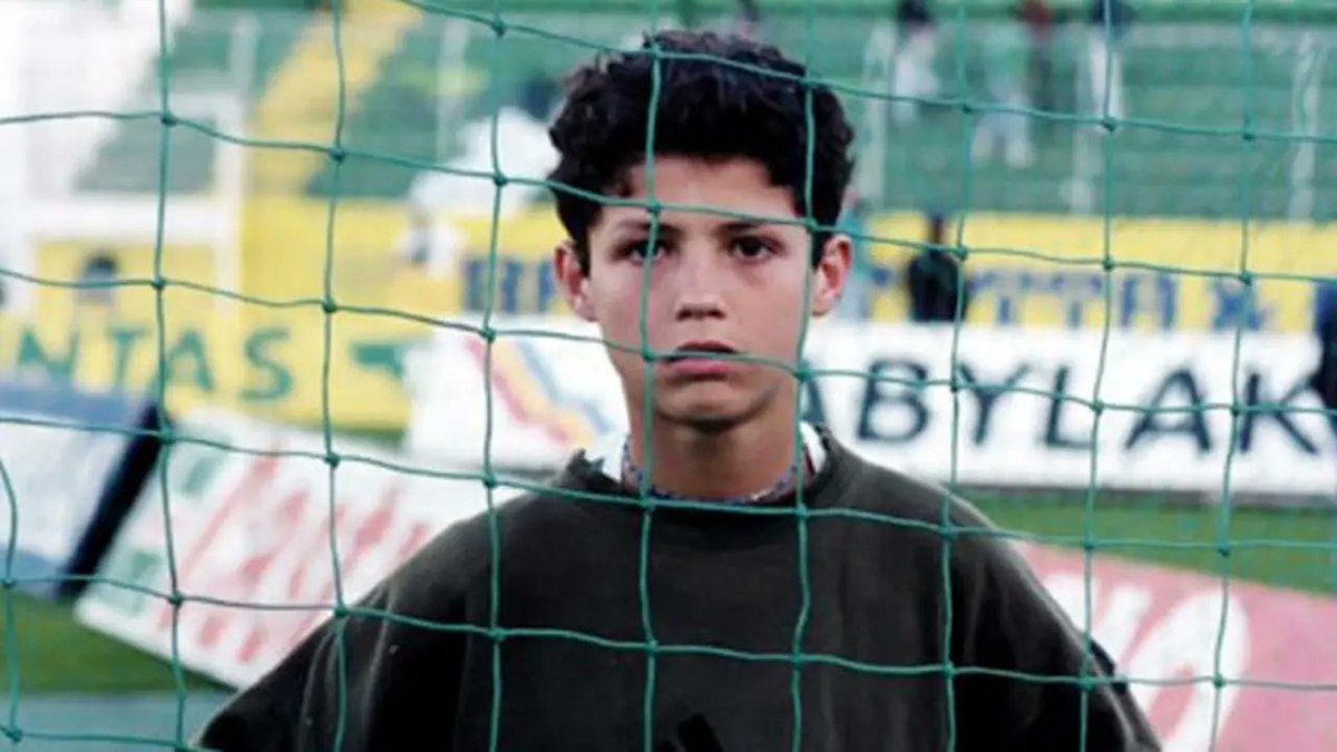 pisangij01's tweet photo. Dari bocah miskin di Pulau Madeira sampe jadi salah satu yg terhebat sepanjang masa. Ini cerita Cristiano Ronaldo

5 Februari 1985, dia lahir di Funchal, Madeira. Anak bungsu dari 4 bersaudara, keluarga sederhana. Ayahnya tukang kebun kota sekaligus kitman klub lokal, ibunya juru masak dan tukang bersih-bersih. Nama tengah "Ronaldo" katanya diambil dari Ronald Reagan, aktor favorit ayahnya. Ga ada tanda-tanda anak ini bakal jadi raksasa.

Umur 15 tahun malah nyaris tamat sebelum mulai. Dia didiagnosis jantung berdetak terlalu cepat, sampe harus operasi. Bagian jantung yg bikin irama ga normal dibakar lewat prosedur ablasi. Untungnya berhasil, dan cuma beberapa hari setelahnya dia udh balik latihan. Bayangin, karier yg belum kebuka aja udh hampir direbut.

Perjalanan klubnya dimulai kecil-kecilan di Andorinha, tempat ayahnya jadi kitman, lalu pindah ke Nacional. Tahun 1997, umur 12, Sporting CP nariknya cuma sekitar 1.500 pound setelah trial 3 hari. Dia hijrah dari Madeira ke Lisbon, homesick parah, diejek gara-gara aksen Madeira-nya yg kentel. Umur 14 dia berhenti sekolah, all-in ke bola. Debut senior musim 2002-03. Momen kuncinya 6 Agustus 2003, Sporting nglibas Manchester United 3-1 di peresmian stadion baru mereka. Ferguson sama pemain United langsung kesengsem.

Beberapa minggu kemudian dia udh di Old Trafford. Agustus 2003, 12,24 juta pound, pemain Portugal pertama di United. Dia minta nomor 28, tp Ferguson malah kasih nomor 7 keramat, bekas Best, Cantona, Beckham. Beban sekaligus bahan bakar. Ferguson jd mentornya, sampe Ronaldo nyebut dia "ayah saya dalam olahraga."

Di situ dia meledak. 3 gelar Premier League beruntun (2006-07, 2007-08, 2008-09). Liga Champions 2007-08 di Moskow, ngalahin Chelsea lewat adu penalti. Musim 2007-08 dia bikin 42 gol di semua ajang. Lalu 2008, umur 23, Ballon d'Or pertamanya. Bocah Madeira itu udh jadi pemain terbaik dunia.

2009 dia pindah ke Real Madrid seharga 94 juta euro, rekor transfer dunia waktu itu. Di sini dia berubah jd mesin gol yg ga masuk akal. 9 musim, 450 gol, jd top scorer sepanjang masa Madrid sampe sekarang, rekor yg blm ada yg mecahin. Liga Champions? 4 kali lagi, La Decima 2014 lalu 3 beruntun 2016, 2017, 2018. Tambah 4 Ballon d'Or (2013, 2014, 2016, 2017). Sepuluh tahun dia jd raja Eropa.

Belum kelar. Ke Juventus 2018 dia bikin 2 Serie A beruntun dan jadi top scorer liga 2020-21 dg 29 gol, sekaligus orang pertama yg jd top scorer di 3 liga top: Premier League, La Liga, sama Serie A. Balik sebentar ke United 2021-22 (24 gol semua ajang tp nihil gelar), terus 2023 hijrah ke Al Nassr. Di Saudi dia ttp ganas: 35 gol semusim di 2023-24, rekor liga Saudi, dan di 2026 dia bawa Al Nassr juara Saudi Pro League pertama sepanjang sejarah klub itu. Di umur 41.

Timnas Portugal? Ini yg bikin merinding. Dari debut 2003 sampe jd top scorer internasional sepanjang masa sepakbola pria dunia dg 146 gol, rekor dunia yg blm ada tandingannya. Dia juga orang Eropa pertama yg tembus 100 gol internasional. Euro 2016 dia juarai, walau di final lawan Prancis dia cedera keluar duluan, timnya ttp menang. Trofi mahkota buat negaranya.

Dan sekarang, 2026. Piala Dunia keenam sekaligus terakhir buat dia, satu-satunya pemain yg tampil di 6 edisi berbeda, itu pun rekor. Portugal tersingkir di 16 besar, kalah 1-0 dari Spanyol lewat gol Mikel Merino di masa injury time. Piala Dunia ttp jadi satu-satunya trofi besar yg ga pernah dia raih. Tp coba pikir sebentar: bocah miskin dari Madeira yg jantungnya sempet mau nyerah di umur 15, nutup babak Piala Dunia-nya dg salah satu koleksi terlengkap dalam sejarah bola. 5 Ballon d'Or, 5 Liga Champions, top scorer internasional sepanjang masa, sudah lewat 900 gol dan lagi ngejar angka 1.000.

Piala Dunia emg luput. Tp legenda ga diukur dari satu trofi yg ilang, tapi dari perjalanan 20 tahun lebih yg dimulai dari nol banget. Makasih, Cristiano.

#Ronaldo #WorldCup2026