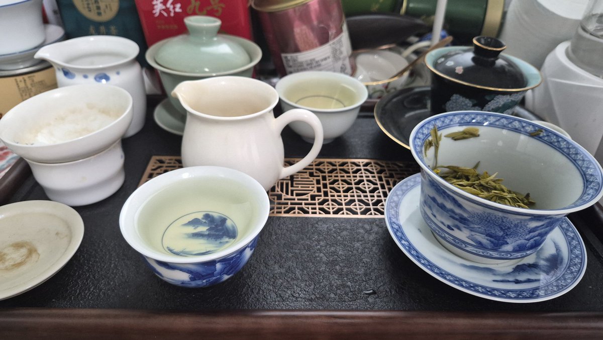 Tea_Kerdin's tweet photo. 전당용정.
여름이니까, 녹차는 이제는 다 털어내고, 어떤 차를 새로 살지 고민해야겠다.
오늘은 75도에서 우림. https://t.co/Jo95pnHItf