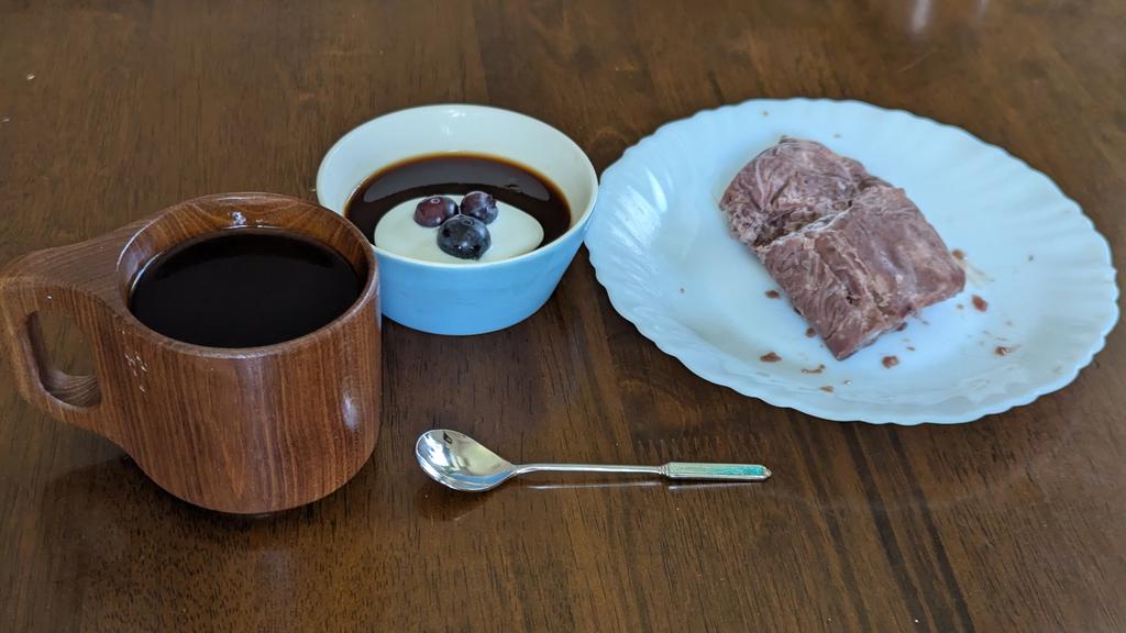 actbemu's tweet photo. 自宅 #ランチ の豪華 #デザート

誰も飲まないインスタントコーヒーで作ったコーヒーゼリーに自家製ヨーグルトと庭のブルーベリーのトッピング。
小豆を炊飯器で茹でて作った自家製 #餡子 の #シャーベット。 https://t.co/6PJQrYeuMX