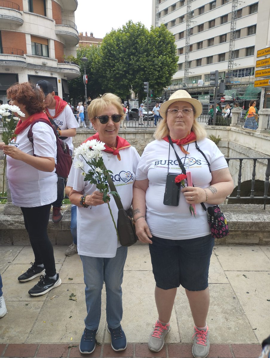 prosame's tweet photo. Pero lo mejor lo vivieron dos participantes del Centro Juan de Padilla en la Ofrenda Floral del día 29. Protagonistas reales.

Emoción pura. “¡Nos encantó!”.

Esa es la inclusión que defendemos. 💜
#FiestasDeBurgos #SaludMental #ProsasmeBurgos https://t.co/gG8bN8eIsT