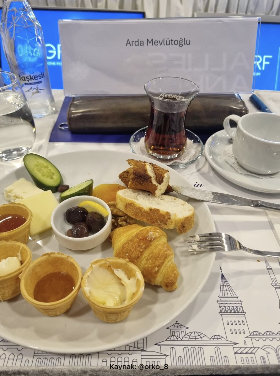 bosunatiklama's tweet photo. NATO Zirvesi'nde bal ve kaymak servisi için yapılan sunum: https://t.co/NytiIM1y0n