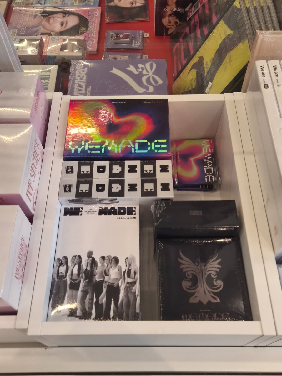 MAPDAL_SEOUL's tweet photo. #idle 9th Mini Album
[We made]
맵달SEOUL 성수 입고 완료✨

🖤 Crow Ver.
🤍 Mono Ver.
💿 POCAALBUM Ver.
💘 Gimme Dat Love Ver.

특히 Gimme Dat Love Ver.는
멤버별 무드를 담은 DISCOVERY PERFUME 구성까지🪄

🎁 초도한정 포스터 증정
— Mono Ver.
— Gimme Dat Love Ver.

성수 맵달SEOUL 4F에서
[We made] 실물 확인 후 구매하세요✨

📍KPOP TOGETHER × 맵달SEOUL 4F
서울 성동구 성수이로16길 5
매일 11:00–21:00

#아이들 #NEVERLAND #Wemade #맵달SEOUL
#성수 #앨범깡 #KPOP