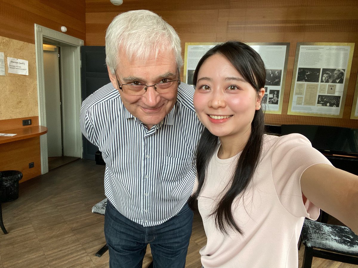 mayupf619's tweet photo. ハンガリー国立リスト・フェレンツ音楽大学での交換留学が終了しました🇭🇺
美しいブダペストで過ごした1年間、素晴らしい先生方のもとたくさん学び、多くの素敵な出会いに恵まれ、かけがえのない時間を過ごすことができました。
この経験を胸に、今後も音楽と真摯に向き合っていきたいと思います🌸 https://t.co/fRacRICjzQ