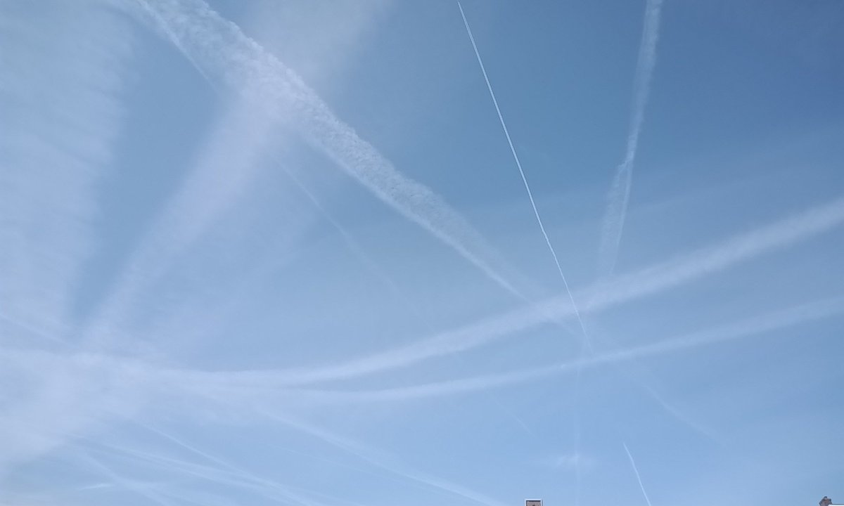GhiKha1303's tweet photo. @superjan Yep, het word vandaag wéér een adembenemende dag.
#chemtrails #SAI #chemicaliën #vitD #KijkOmhoog #HetKloptNiet https://t.co/vVOAco2pQy