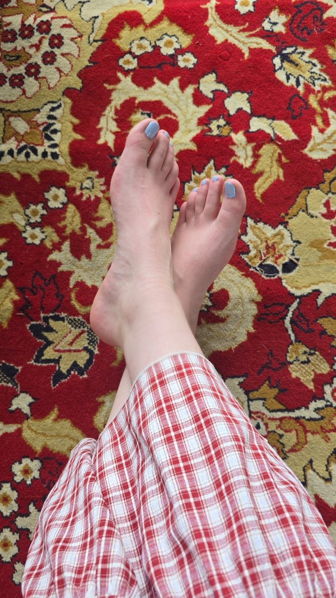 princess1sla's tweet photo. Guess who graduates this week!

#findom #footfetısh #findomuk https://t.co/AyRFFNA9wR