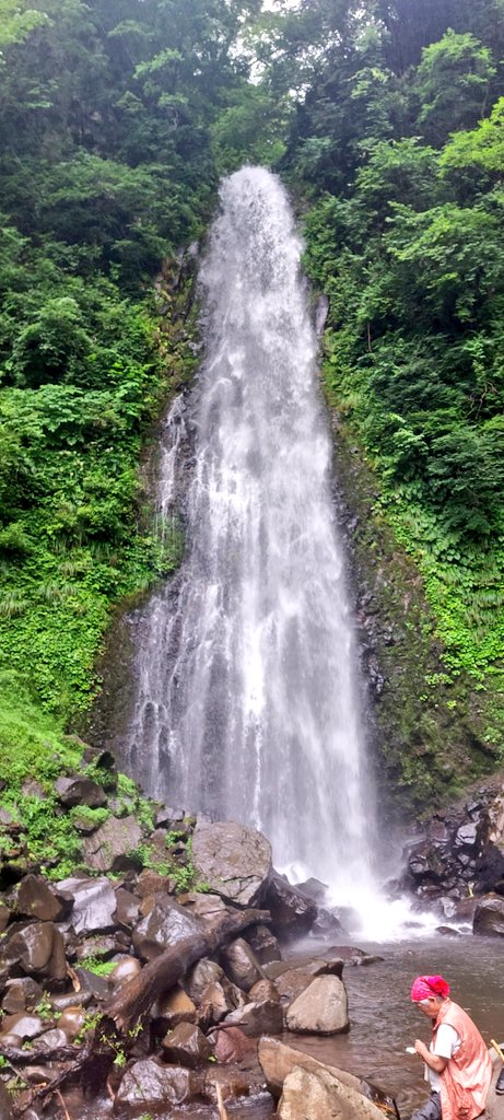 MATO0422's tweet photo. 日本の滝 百選の「雨滝(あめだき)」
行ってきたー
水飛沫が当たる距離まで
近づけるから暑い日でも
めっちゃ涼しかった
 #遊楽戯活動記録 https://t.co/VP0fvPJfb4