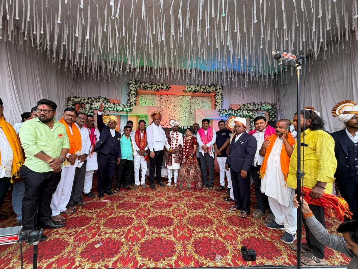 Vilas_Bhumare's tweet photo. आशीर्वाद मंगल कार्यालय पैठण येथे आज कारके परिवार व भालेराव परिवार यांच्या निमंत्रणास मान देऊन शुभविवाह सोहळ्याप्रसंगी उपस्थित राहिलो. तसेच वधू-वरास वैवाहिक जीवनाच्या शुभेच्छा दिल्या.
#VilasBhumare #vilasbappubhumare #paithan https://t.co/r7WPAVE07Y