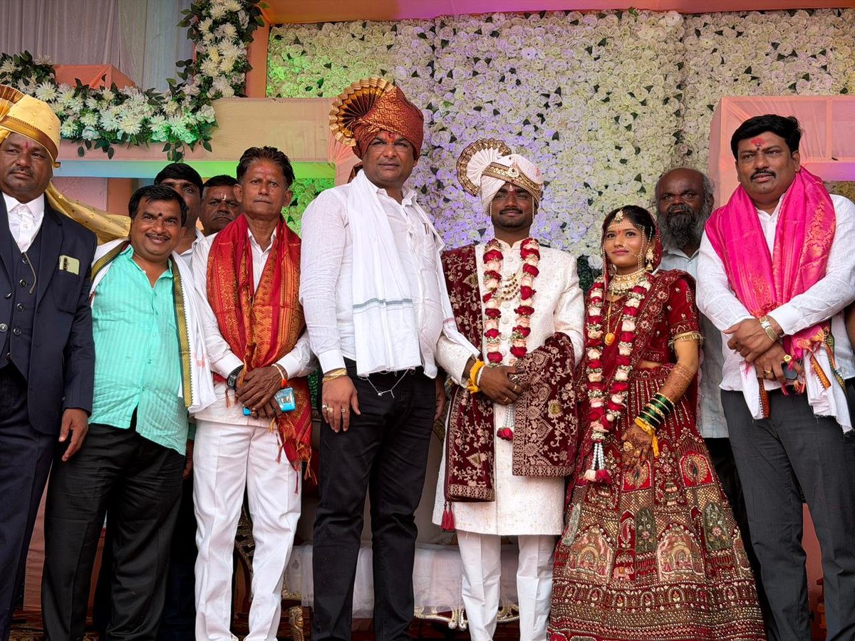 Vilas_Bhumare's tweet photo. आशीर्वाद मंगल कार्यालय पैठण येथे आज कारके परिवार व भालेराव परिवार यांच्या निमंत्रणास मान देऊन शुभविवाह सोहळ्याप्रसंगी उपस्थित राहिलो. तसेच वधू-वरास वैवाहिक जीवनाच्या शुभेच्छा दिल्या.
#VilasBhumare #vilasbappubhumare #paithan https://t.co/r7WPAVE07Y