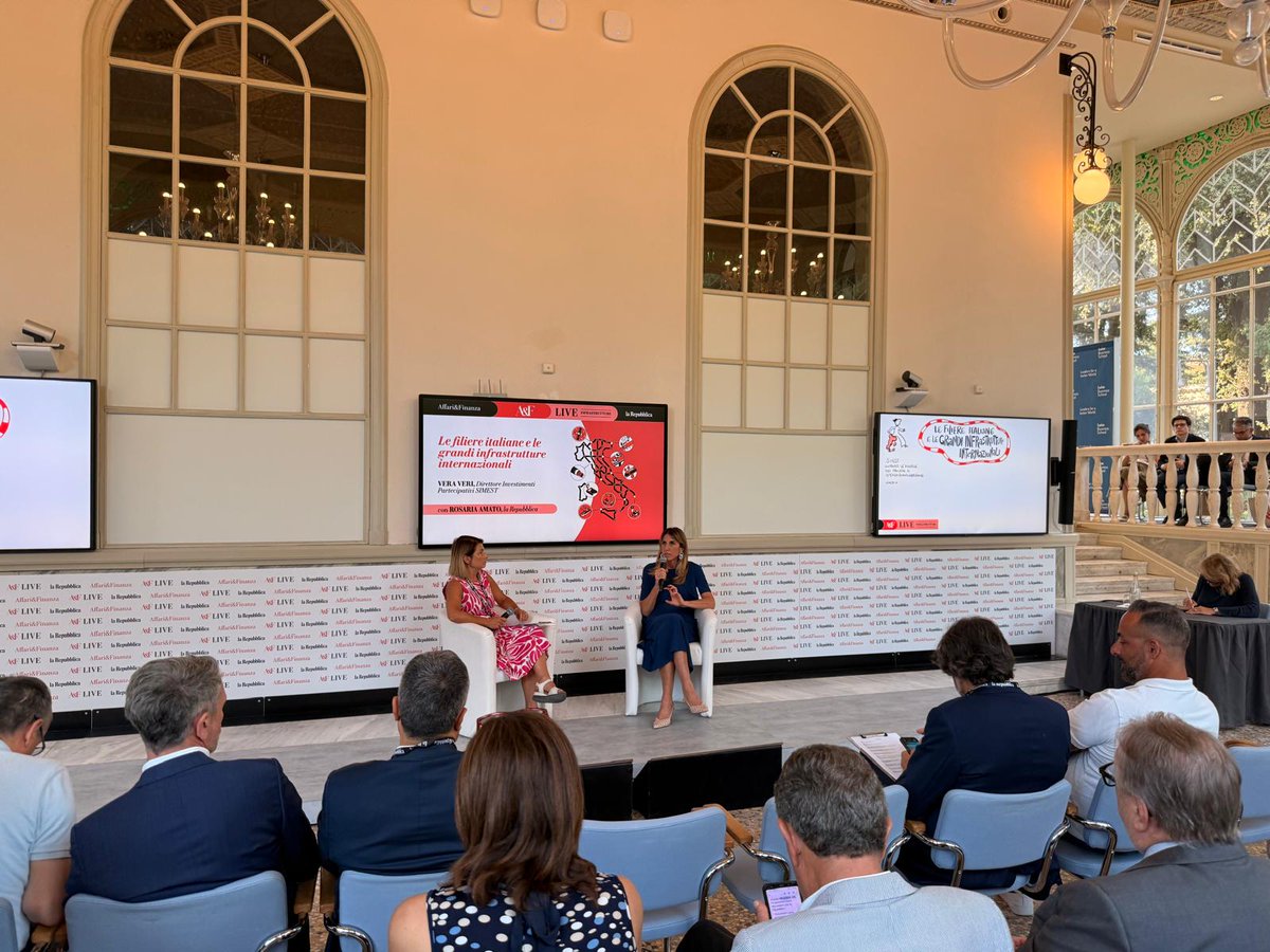 SIMEST_IT's tweet photo. Vera Veri, Direttore Investimenti Partecipativi SIMEST, ha partecipato a Roma - presso la @LuissBusiness School - all’evento #AFLive “Le dorsali del Paese”, organizzato da @RepubblicaAF.
Intervistata da @rosariamato si è soffermata sull’importanza di coinvolgere le PMI italiane nella realizzazione di infrastrutture all’estero.
“L’obiettivo di #SIMEST è coinvolgere tutte le imprese della filiera, comprese le #PMI, nel momento in cui le grandi imprese italiane si aggiudicano un’opera infrastrutturale all’estero. Il nuovo Plafond Investimenti Infrastrutture, con una dotazione di 100 milioni di euro, ha una vocazione internazionale e quindi può operare in tutti i mercati, con particolare attenzione ai progetti nell’area della Penisola Arabica, una regione che sta vivendo una stagione di investimenti senza precedenti e che offre grandi opportunità per le imprese italiane nei settori delle infrastrutture , dell’energia, della mobilità e dell’ingegneria”.
#internazionalizzazione #export #MadeinItaly #7luglio