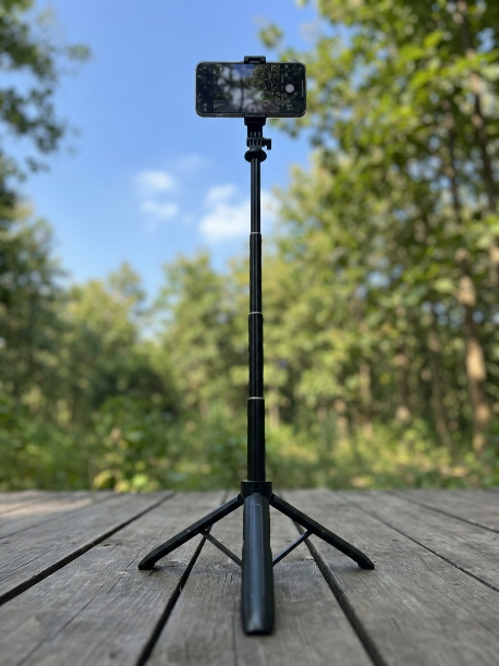 mongkiripiw's tweet photo. Ternyata pakai tripod berkaki empat yang bisa ditarik sampai 1,8 meter dan dapet remote bluetooth ginian yang menyelamatkan hp gw dari drama jatuh pas bikin konten outdoor.
https://t.co/GPJOySOQOO
#tongsis #tripod #tripodbluetooth https://t.co/JF0cqP8cV0