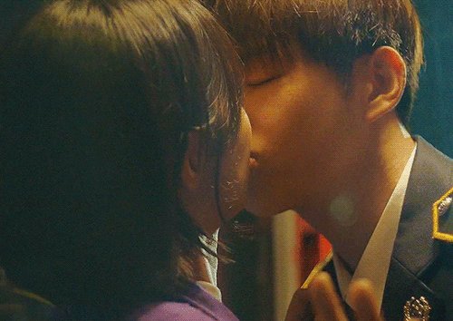 rcbrainrot's tweet photo. phonebooth kiss 🔛🔝 https://t.co/qa2tBIHgRa