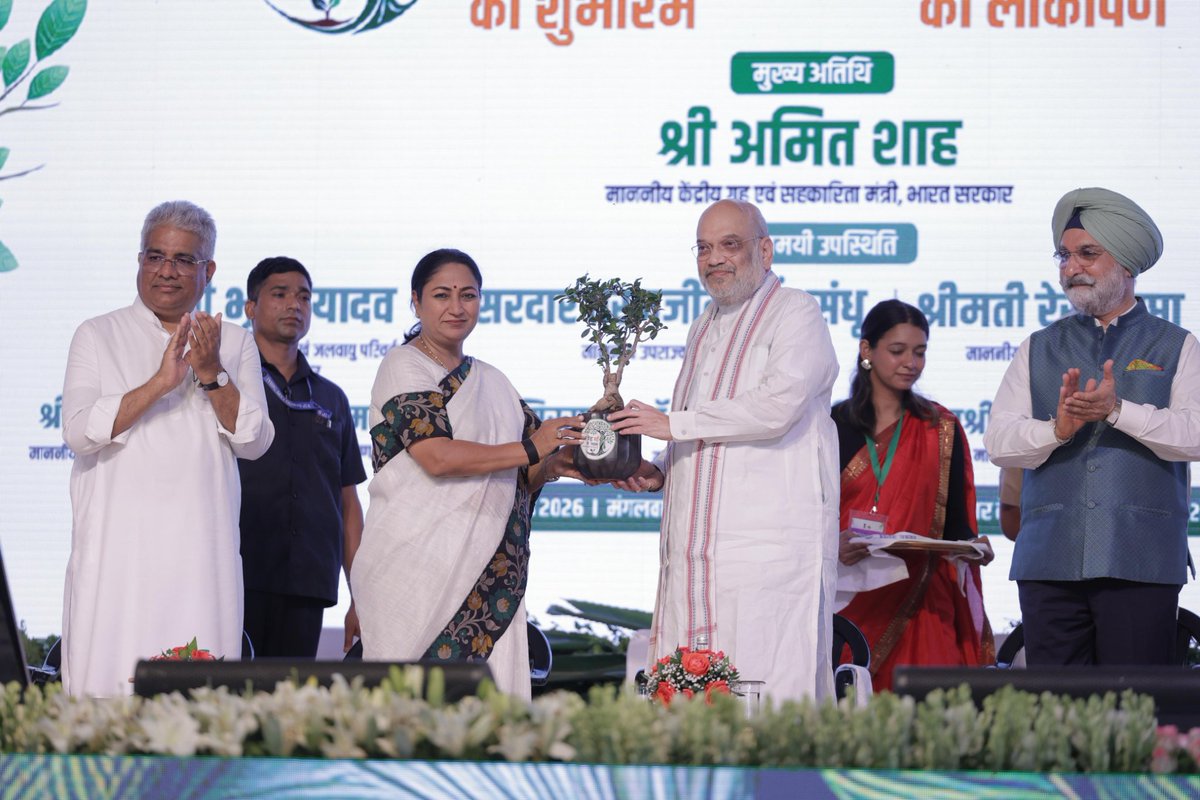 MeghUpdates's tweet photo. Delhi CM @gupta_rekha highlighted the Centre-State partnership under Union Home Minister @AmitShah, saying it has accelerated development across the capital.

She announced Delhi's biggest-ever green coverage drive, plans for 100 Oxygen Parks (work underway at 18), financial support for RWAs to improve parks, and said the Green Budget reflects the government's focus on balancing development with environmental conservation.

She also said Delhi has added 300 new EV buses, taking the fleet to 4,800—the highest among Indian states—and aims to operate 7,000 EV buses by 2027.
#EkPedMaaKeNaam