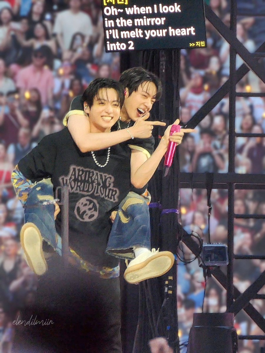 mnikuku's tweet photo. デビュー当時大学生のソクジンと中学生のジョングク、おんぶに抱っこで育てたマンネに13年後おんぶされてこの満面の笑みなのさすがに泣くでしょ https://t.co/JK8goCUtdS
