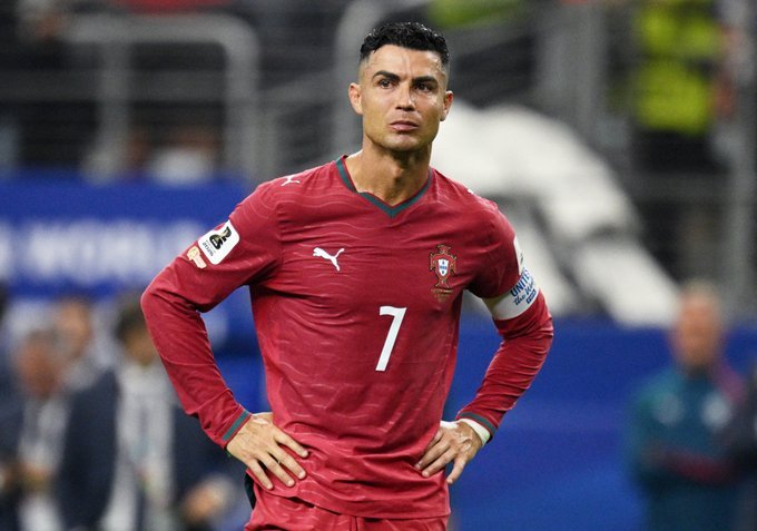 rizxxdx's tweet photo. Cristiano Ronaldo sudah bermain di 6 Piala Dunia, 6 Euro, 4 Nations League, 1 Olimpiade, 1 Piala Konfederasi, dan tidak pernah sekalipun memenangkan penghargaan MVP (Pemain Terbaik) di semua kompetisi tersebut.

Rekor lagi aja. https://t.co/rxTp2XGkV2