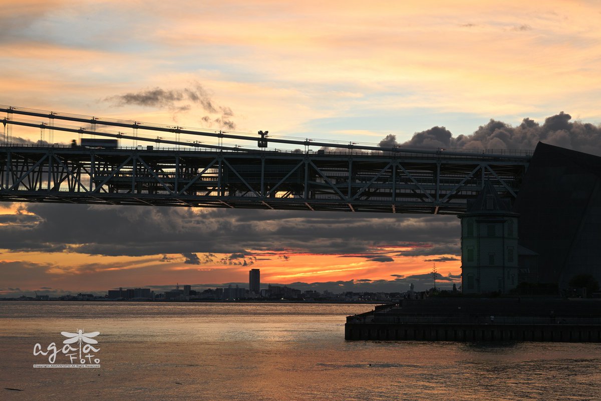 AGATAFOTOJP's tweet photo. 📸
明石大橋の夕暮れ
あかしおおはしのゆうぐれ

#明石大橋
#夕日

2026/07

明石大橋とその向こうに明石天文科学館とアスピア明石が見て取れる場所です。
夕日はほぼ諦めモードの天候かと思われましたがなんとかセーフでした。 https://t.co/QjKl7N8PXA