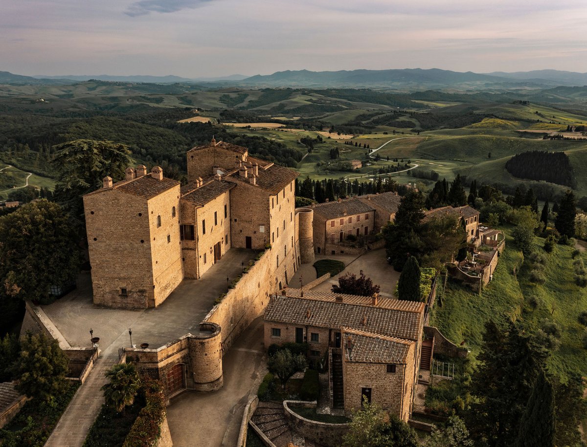 VinceNijhof's tweet photo. 21-23 aug, 3 days in a 5-star resort in Tuscany, Italy. 🍇

Sharing the room with a selected group of brand owners building 7, 8, 9 figure brands. 

We wanted to create the craziest environment to make a one of a kind experience with OOAK, Allows you to think bigger and set bigger targets, this Q4 we leave no stone unturned.

I have multiple 9 figure brand owners to come out, hosting keynotes and firesides, share the unlocks that are not on the internet and a big opportunity to connect with the top 0.1% of DTC ecom.

Application only. (trackrecord in building brands)