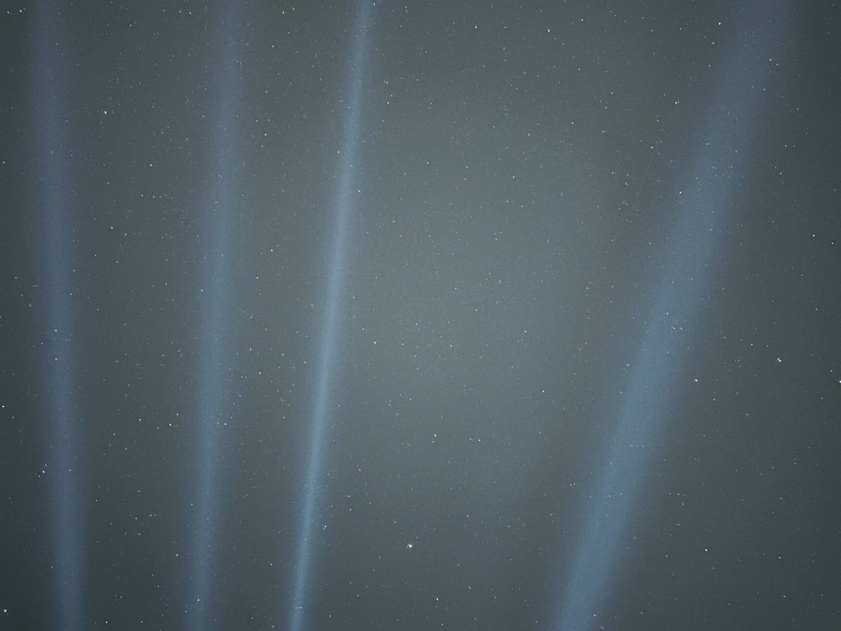 Calalinus's tweet photo. @CielosBoreales Focos de una verbena este sabado pasado, alcanzaban varios kms. No es que a la gente no le preocupe, es que a la mayoría se la pela y tener el cielo lleno de luz artificial incluso les parece bonito. https://t.co/3xbaSpk3HN