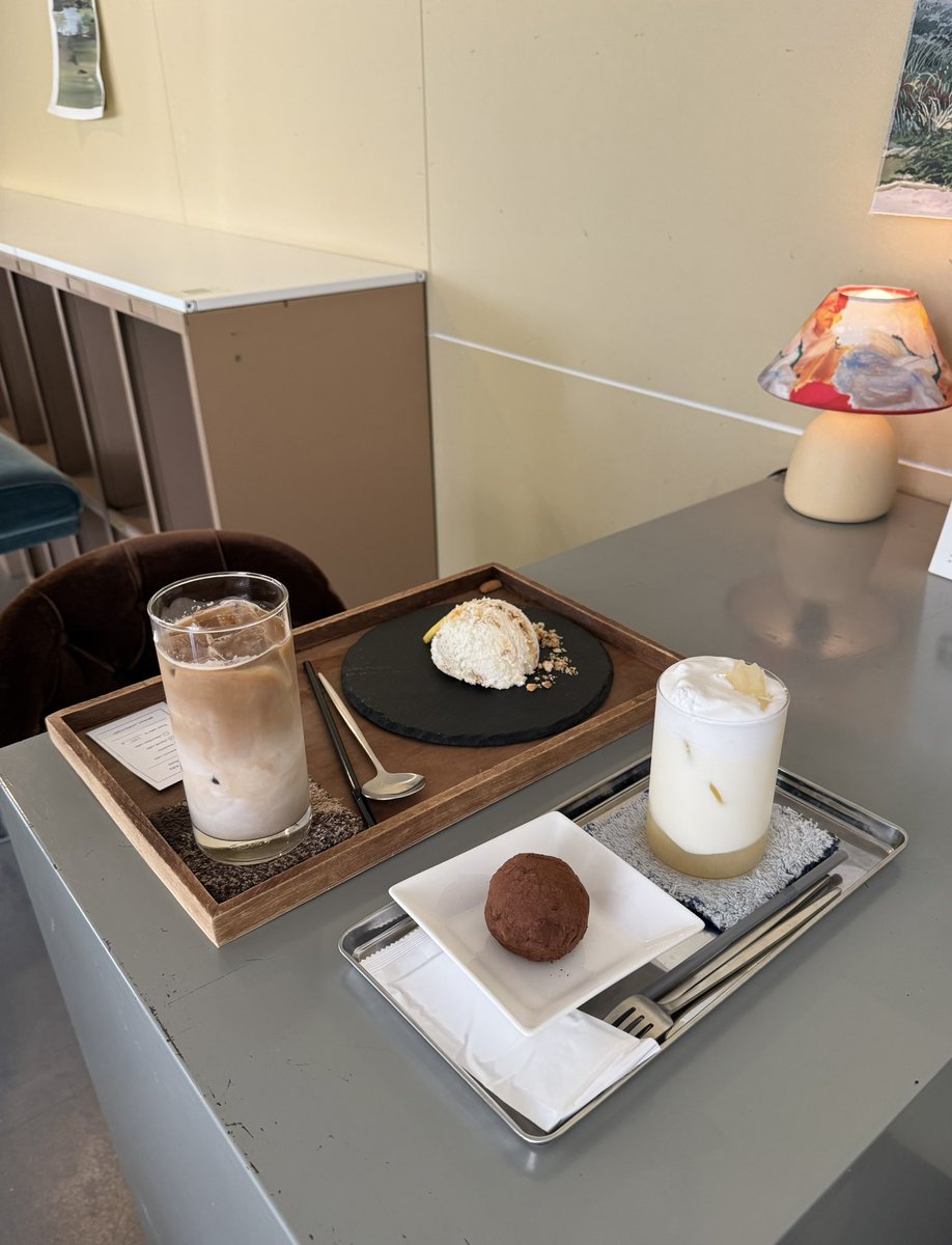 sly___v's tweet photo. 大阪で遊んでくれてありがとう〜❤️
行きたかったうどん屋とカフェに行けて大満足だったし、毎度話が尽きなくて時間が足りない！！
あとプレゼントほんと嬉しい〜🥹🫶🏻 https://t.co/YilPfegwj5