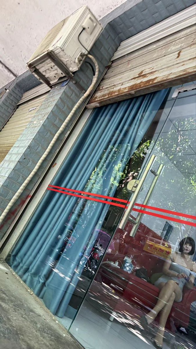 sarooeng's tweet photo. ，地洞口菜市场附近，两边开了好几家小旅馆之类的，晚上大概7-8点左右开始有男的在外面坐着，懂���都懂，每家都有2-3个小姐姐，颜值都还可以，也有嫩妹不过，都是精神小妹，150只做不吹，附近也有开电瓶车的小少妇，也是150，服务也是一般般，泄泄火可以过来看看
#江苏 #苏州 #昆山 #足疗 https://t.co/e3BbNEL0Xa