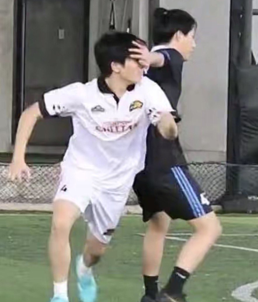 Blueskyfah29's tweet photo. สำหรับผมให้   “พี่วินนี่” กับ “น้องโฟ้ด”

น้องโฟ้ดชอบแกล้งพี่วินนี่ แอบหยิกกันตลอด

แต่แก๊งเหงาเขาชอบแกล้งวินนี่กันทุกคนเลยนะ ตอน lol โฟ้ดพูดถึงสำรวยแล้วตีกับวินนี่ ภูวินรีบพูดใส่วินนี่เลย หรือแก๊งนี้ชอบแกล้งแฟนเพื่อน 

โครงการคนละหมัดของแท้เพราะเกือบได้ขึ้น10fight10 555555  🤜🏻🤛🏻 https://t.co/9wuLInzaYN