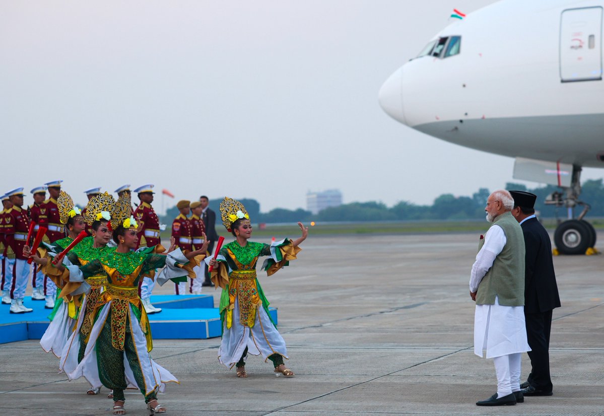 VBAswithNAMO's tweet photo. PM Modi arrives in Indonesia   

Explore and download PM Modi’s latest photos here.
https://t.co/wFLZlq8z6o

@narendramodi
@narendramodi_in
@PMOIndia
#NaMoPhotoGallery https://t.co/uBbmrC5y6Q