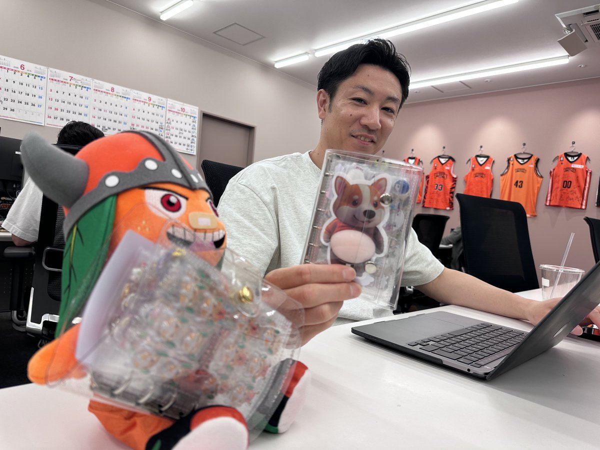 balt_vikes's tweet photo. えっ！たつひこにいさんも　シールちょう　もっているの...⁉️👀スクールでも　にんきなんだって。
えー！ぼくとも　こうかんしてー！
どようびは　みんな　シールをかいに　とかげやさんへ...‼️みんなで　ぷくぷくなかま...‼️
#バルト https://t.co/btTHv7GpuV