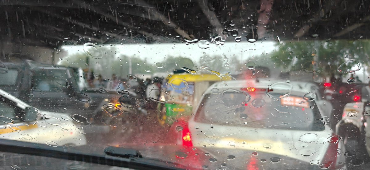 rithikagarwal's tweet photo. @Noidatraffic parthala under bridge https://t.co/zsG9BlNs1W