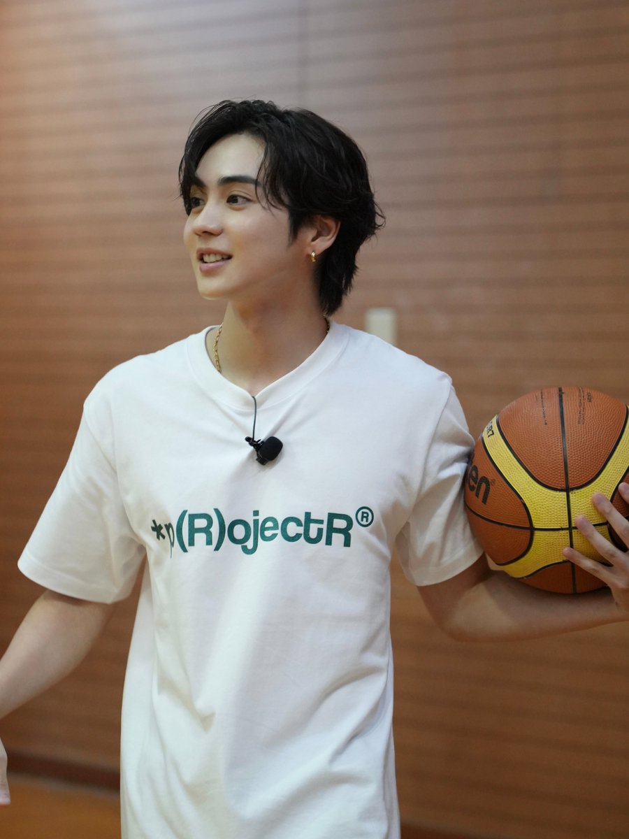 CL_OFFICIAL_ACC's tweet photo. ／
#らんぺ学園
#吉野北人 オフショット公開📸
＼

𝗧𝗛𝗘 𝗥𝗔𝗠𝗣𝗔𝗚𝗘
𝗢𝗙𝗙𝗜𝗖𝗜𝗔𝗟 𝗙𝗔𝗡 𝗖𝗟𝗨𝗕 𝗘𝗩𝗘𝗡𝗧 𝟮𝟬𝟮𝟲
 "𝗧𝗛𝗘 𝗥𝗔𝗩𝗘𝗥𝗦 𝗗𝗔𝗬"
～らんぺ学園開校！6時間生配信～
アーカイブ配信中📺✨

16人が個性あふれる制服を着て
さまざまな授業に挑戦する
「らんぺ学園」での青春の1日🏫

アーカイブ配信期間中、
ぜひ何度でもご覧ください⚡️

🗓️アーカイブ配信期間
6/19(金)19:00〜7/20(月・祝)23:59

フリースロー対決では
LIKIYAとの激戦を
見せてくれた北人🏀

対決に向けて休み時間には、
1人でフリースローの
練習をしていました🔥

久しぶりにバスケが出来て、
終始楽しそうな様子を
ぜひご覧ください👀

PPVチケットのご購入はこちら🎫
🔗https://t.co/iXF9apnh7i

🗓️販売期間：7/20(月・祝)23:59まで

#THERAMPAGE
#THERAVERSDAY

@therampagefext
@HOKUTOBOO36
