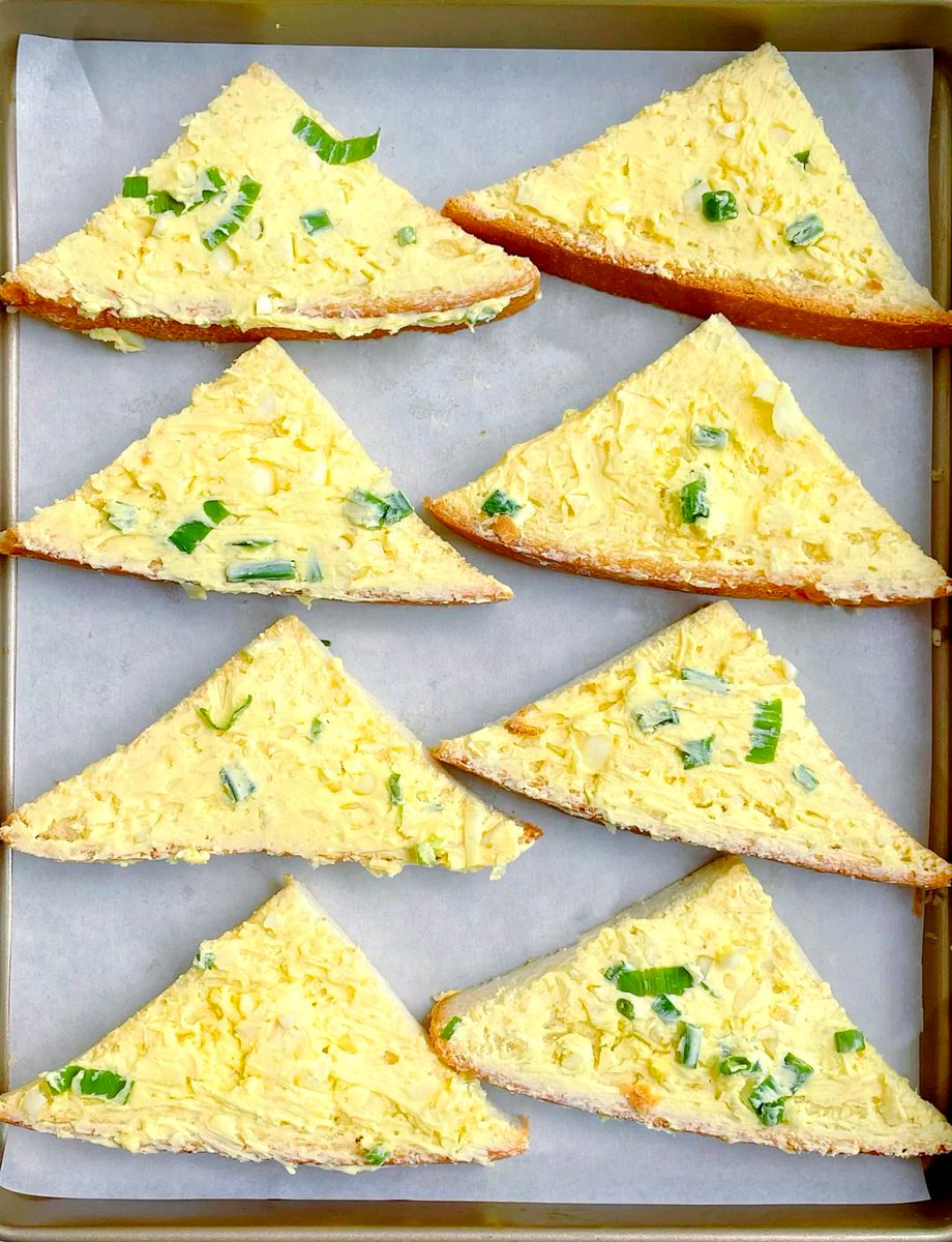 NikolaMS's tweet photo. Made a quick 5-minute garlic butter toast with melted cheddar this morning—crunchy, savory, and perfect for busy workdays! ， https://t.co/5YSCyAtlGT