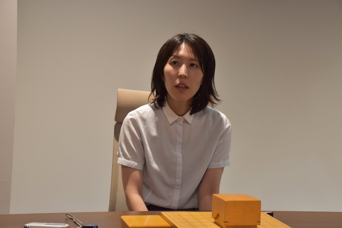 mainichi_shogi's tweet photo. 女流順位戦Ａ級プレーオフは福間香奈清麗が伊藤沙恵女流四段に勝ち、西山朋佳白玲への挑戦権を獲得しました。西山白玲は防衛すれば通算５期となり、女性で初めて棋士の資格を獲得します。福間清麗は「注目してもらえるシリーズになると思うが、一局一局力を尽くせれば」と話しました。８月22日開幕。 https://t.co/1aNZ2wSqdJ