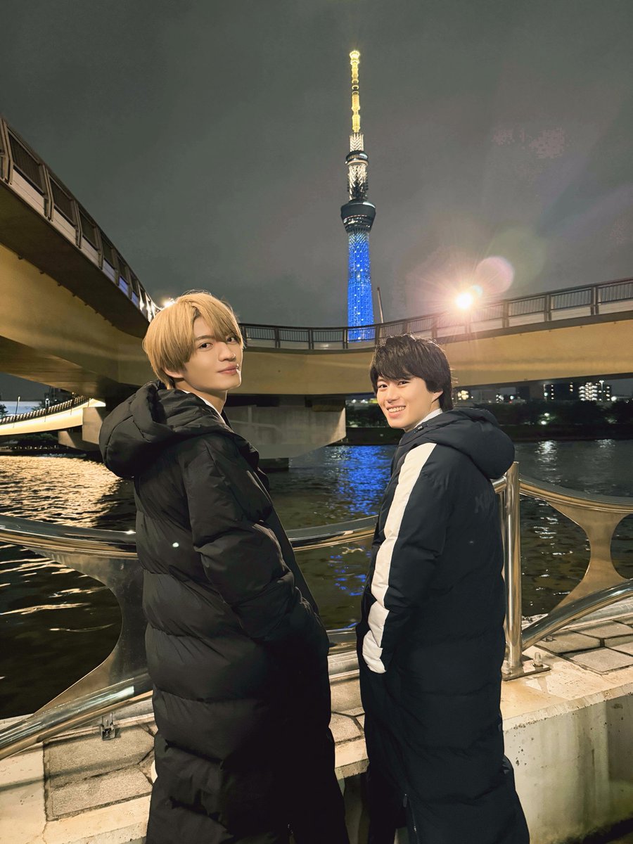 tx_doramanext's tweet photo. 🎬U-NEXTにて
　　　明日21時【第３話】先行配信🌻
〔#君は夏のなか〕

📸︴オフショット

スカイツリーと #君夏ポーズ で
記念ショット🫧
この日はドラマにぴったりな青色に
輝いてました✨

💡【第𝟐話】 明日深夜𝟐𝟒 時𝟑𝟎 分放送！
❯❯ TVerにて【第1話】見逃し配信中🌱
#ドラマ君夏 https://t.co/0ICOIqFGuI