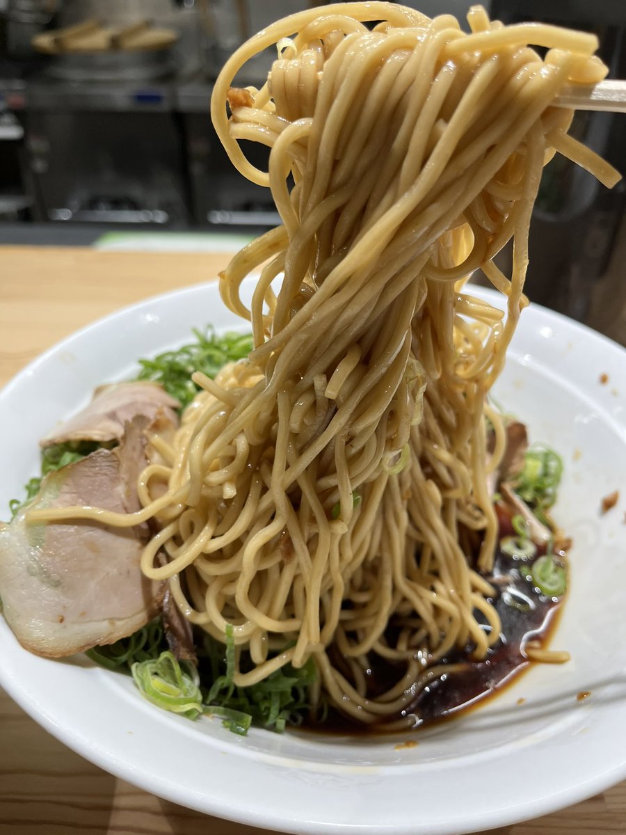 Sasakuwa's tweet photo. 昨夜に残響でスタブラハイブリッドつけ麺特盛りとライス。冷たいシコパツ麺がめっちゃ美味い！ちべた〜いサッパリブラックスープに浸かった味のまま食べても美味いし熱くて香ばしい背脂つけ汁につけても美味い！ライスにニンニク漬けと特製マヨかけて大満足！スタミナ付いて息子もビンビンでした！ https://t.co/8USQzSkFHo