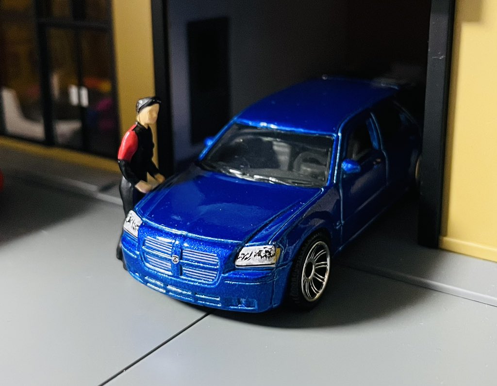 _urataro_'s tweet photo. Matchbox Dodge Magnum

数年前にこれのポリスカーverを紹介しました
調べてみると、調べてみると、マグナムがマチボデビューしたのはポリスカー仕様が先で、ノーマルが店頭に並んだのは初登場から約2年後だったそうです
少し意外

ノーマルも物によっては屋根にサーフボードが積載されてたりもします https://t.co/lSKQ3mdvMz