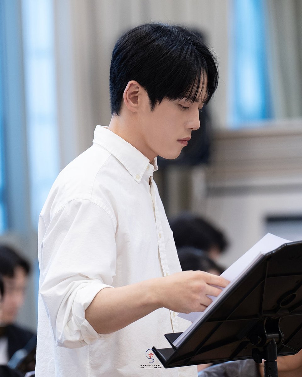 official_SEESUN's tweet photo. [#김정현] #시선zip

🎙️아아.
지금 당장 정현‘정학’ 비하인드 보러 간다.

뮤지컬 <그날들> 8월 23일 (일)까지 디큐브 링크아트센터에서 만나요😎

🔗 https://t.co/zoKCvpWy20

#KimJungHyun 
#그날들 #정학 https://t.co/xEmmlb1bpg