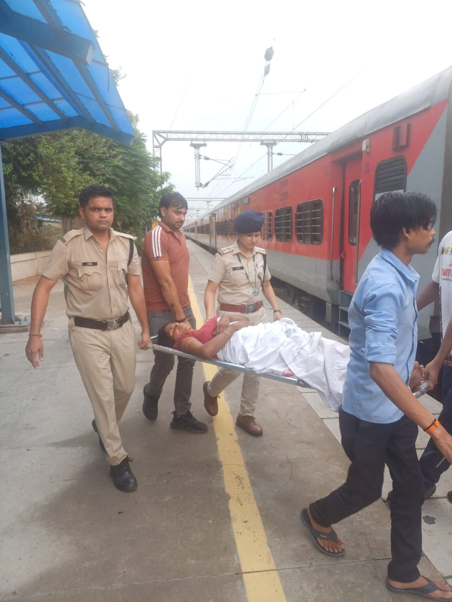 rpfnrdli's tweet photo. Operation Matra Shakti
On 06.07.26 #RPF SI Meenakshi assisted a woman in labor at PF no 1 ANDI station. She delivered a healthy baby boy and was taken to the hospital. Both mother & child are safe and sound
@drm_dli
@GM_NRly
@RPF_INDIA
@RailMinIndia
@rpfnr_
@AshwiniVaishnaw https://t.co/y1U1zCryv5