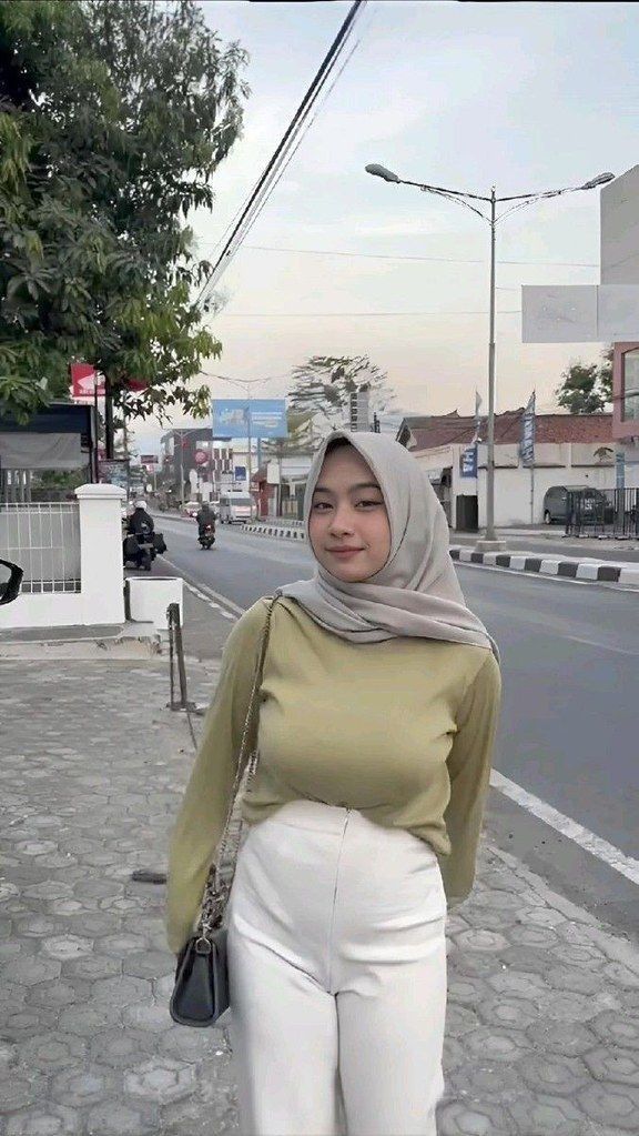 pecintahijabs's tweet photo. Idol kalian yang mana #hijabange #hijabers #hijab 
1.cucumilo
2.Susi putri
3.einaalmeera
4. ??? https://t.co/F01XuxlmV6