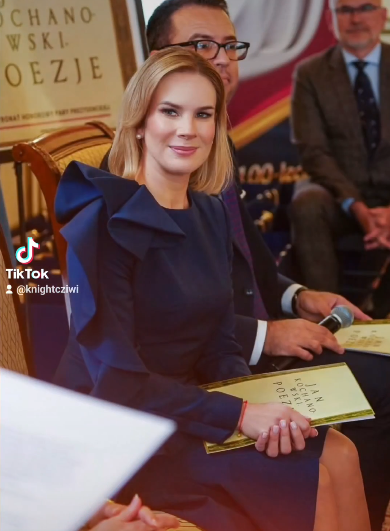 zmok_pl's tweet photo. Jeśli pani prezydentowa Marta Nawrocka to według trolli Giertycha Fiona ze Shreka, wobec tego jaką bajkową postacią jest poprzednia prezydentowa - pani Komorowska?

Liczę na waszą inwencję w komentarzach. 🤪 https://t.co/wxytCxGMT1