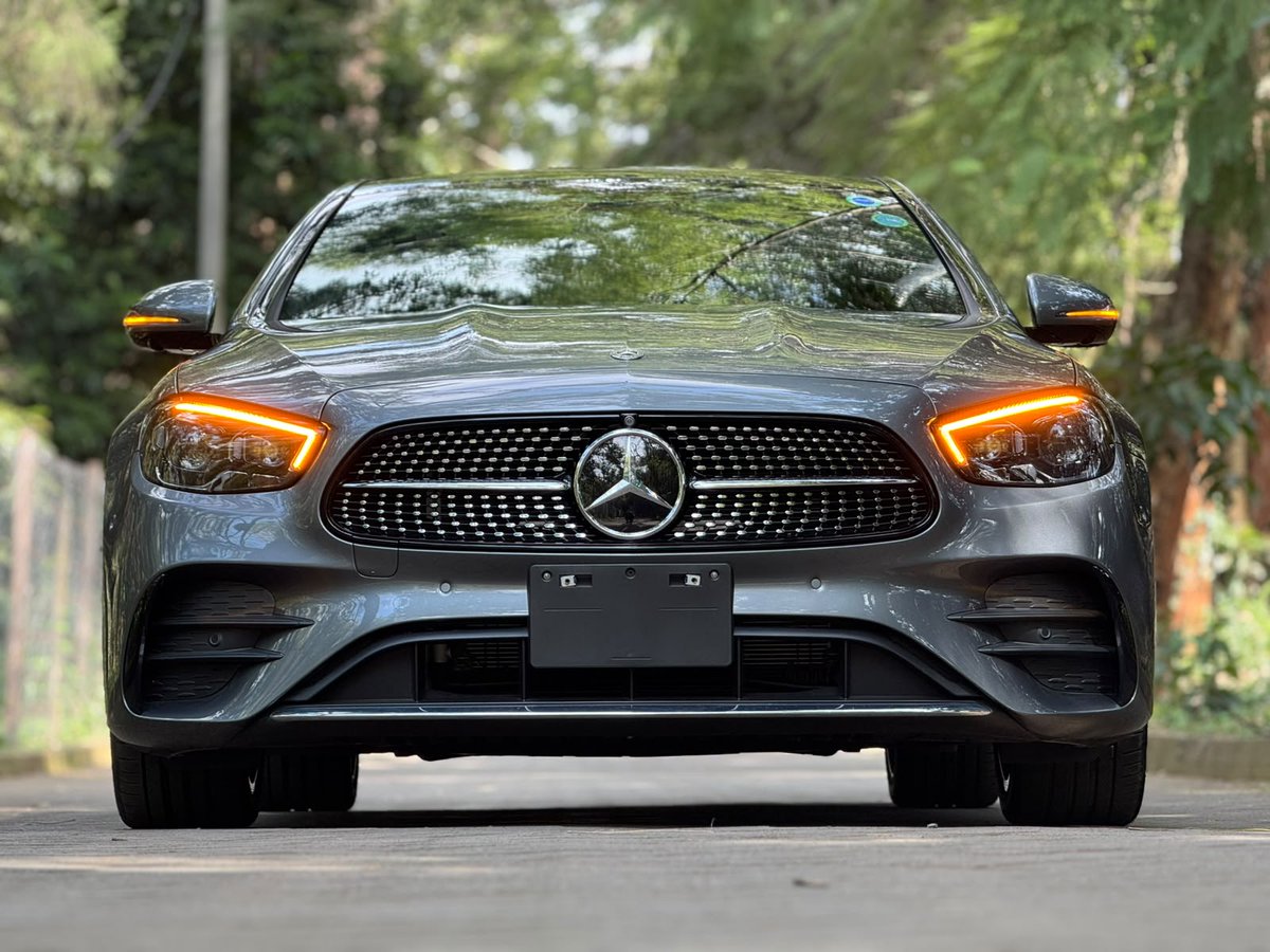 nkatha_maureen's tweet photo. New arrival at @EliteAutosKe_

2021 Mercedes-Benz E200 Sport  executive comfort, clean spec and that Mercedes-Benz presence 🔥

Digital cockpit, ambient lighting, 360° camera, Burmester sound, panoramic sunroof and more. https://t.co/QzaQYeEknC