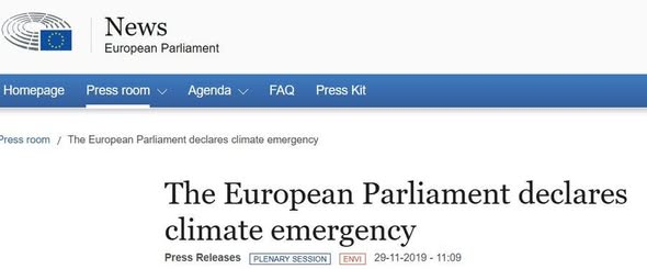 WimdenOudsten's tweet photo. 7 jaar geleden verklaarden de vet betaalde EU parlementsleden dat we leven in een Klimaat Noodtoestand. Maar zelf verplaatsen ze zich nog steeds elke maand tussen Brussel en Straatsburg : 2400 personen rijden, vliegen en stoten 19000 ton CO2 uit . Dat circus kost 114 miljoen euro / jr aan verhuiskosten alleen. Hun maandsalaris + onkosten is ongeveer 22.000 euro NETTO. Tja, noodtoestand.