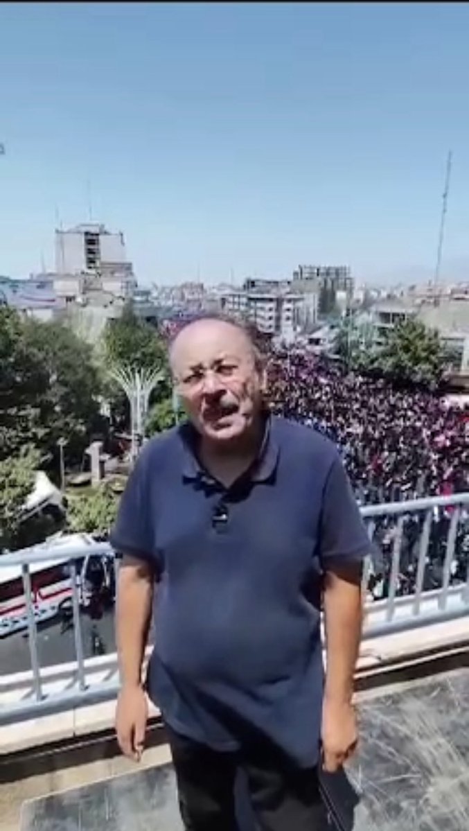 srngwn1's tweet photo. این بیشرف دوزاری شهرنوی دامن پوشیده شورتک پاش این چه مدل برای یه استاد شهرنوی https://t.co/Cdzs5oLCdH