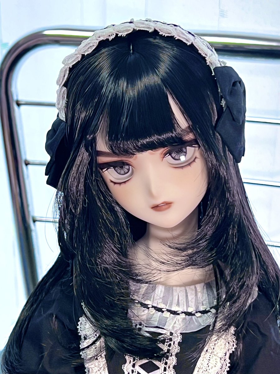 i_k0726's tweet photo. この度、ささかま（@SS31412111 ）さんがカスタムされた #ささドール とのご縁を頂きました！
憧れはあれどもう増やさない！と決めていたのにこちらのヘッドを見た瞬間、堕ちていました。
私には絶対作れないであろう媚のない生きた表情、遊び心、確かな技術、しばらく放心して見惚れておりました。

七夕の日にやって来てくれたのと、
怒りん坊な顔がキュートなので、勢いで
「織子さん」と命名！

ただし今はDDSボディしか手元に無く、大人っぽい洋服も持ち合わせていないので「織子ちゃん」といった風貌に…。
もっとこう、上から、「進捗はいかがですか？」
と怒りに来てくれるように大切に育てて行きます‼️

中途半端な状態でお披露目も…と思ったのですが、こういうのも思い出だなと考え直し、ひとまず歓迎パーティをした事をここに記録しておきます🥳🎉🥂